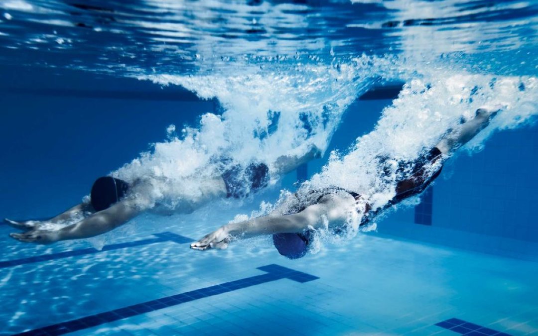 Nadadores en piscina climatizada